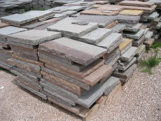 Trittstufen und Deckplatten aus Porphyr