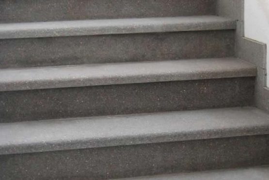 Trittstufen und Deckplatten aus Porphyr