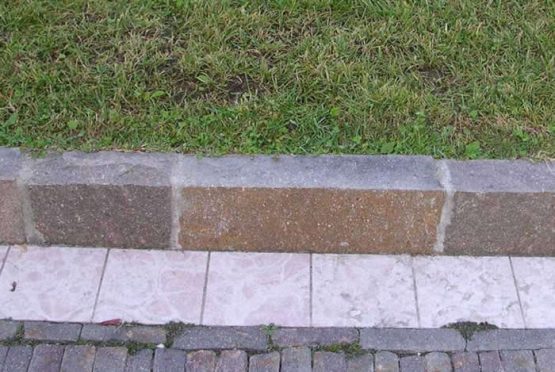 Porphyry kerb stones